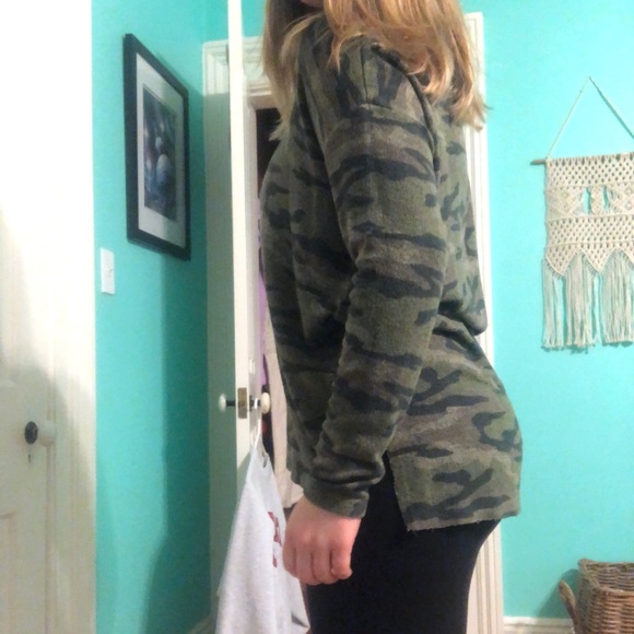 American Eagle Camo Top - Picture 2 of 3